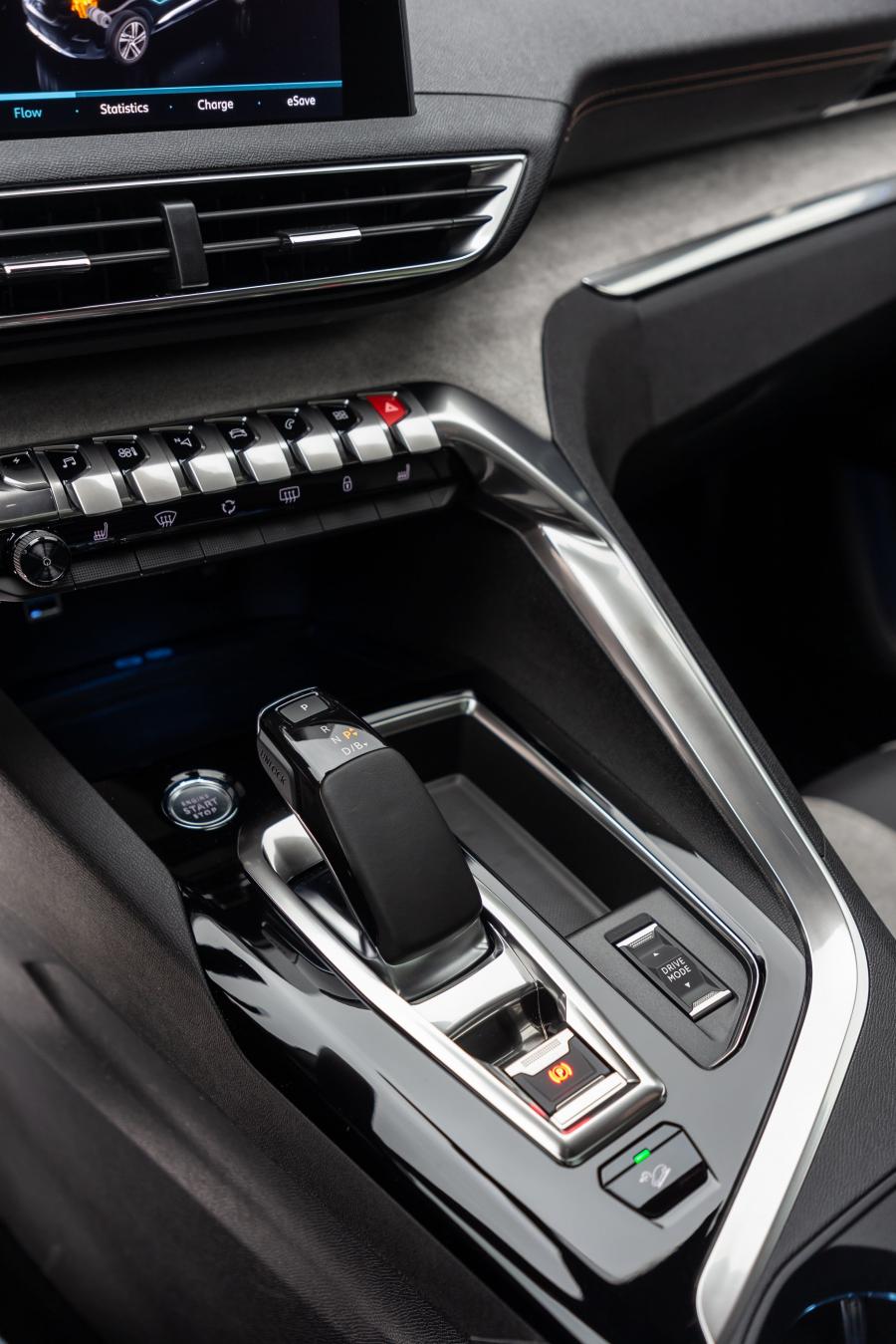 Детали интерьера Peugeot 3008 GT HYBRID4 2019 года  (WW) (фото 15 из 40)